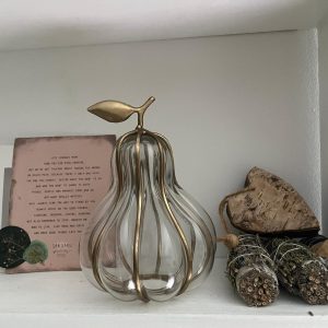 Poire en laiton doré et verre soufflé.