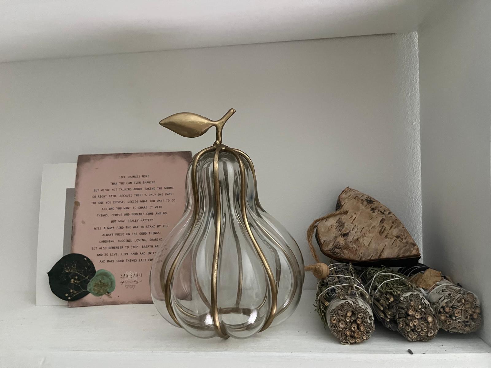 Poire en laiton doré et verre soufflé.